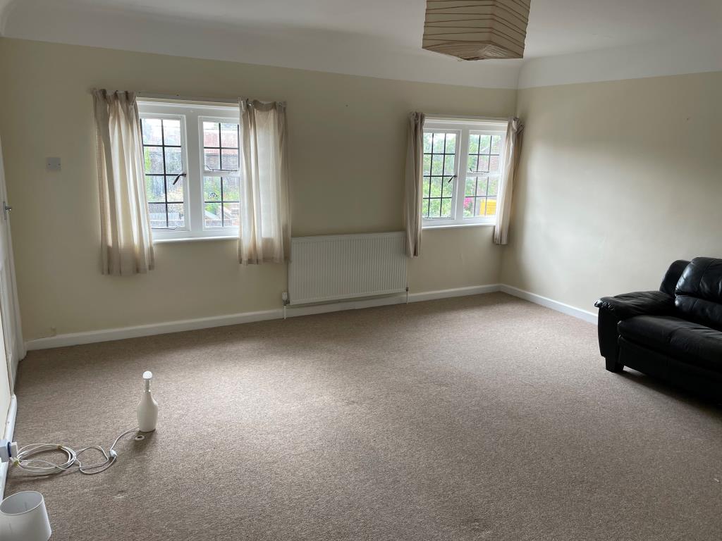 Lot: 52 - FREEHOLD MIXED USE PREMISES WITH POTENTIAL - Flat - good sized living iving Room